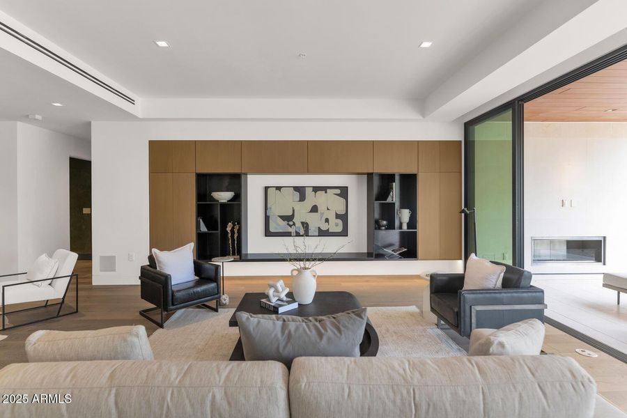 6587 N Palmeraie Blvd-large-008-025-6587