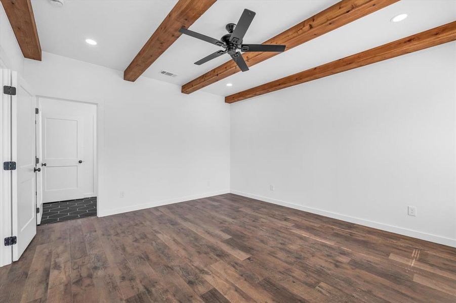 Spacious, unfurnished interior of a new home in , Hewitt (Image 24).