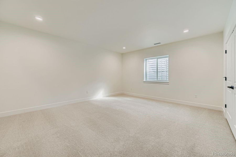 Spacious, unfurnished interior of a new home in Timber Ridge, Colorado Springs (Image 16).