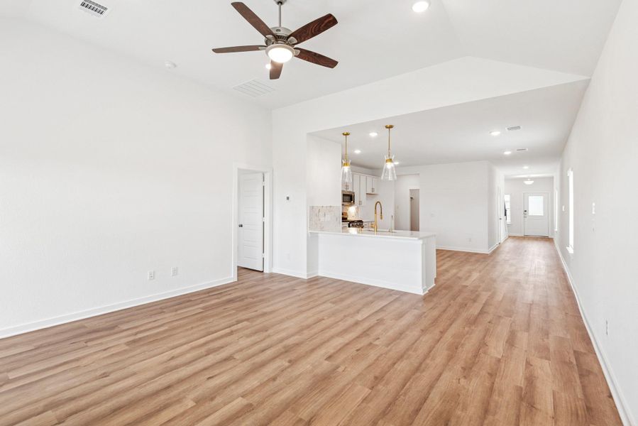 Spacious, unfurnished interior of a new home in Miller's Pond, Rosenberg (Image 21).