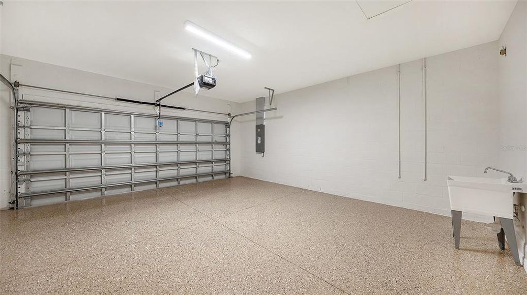 Spacious, unfurnished interior of a new home in Palmera, Venice (Image 14). Spacious, unfurnished interior of a new home in Palmera, Venice (Image 14).
