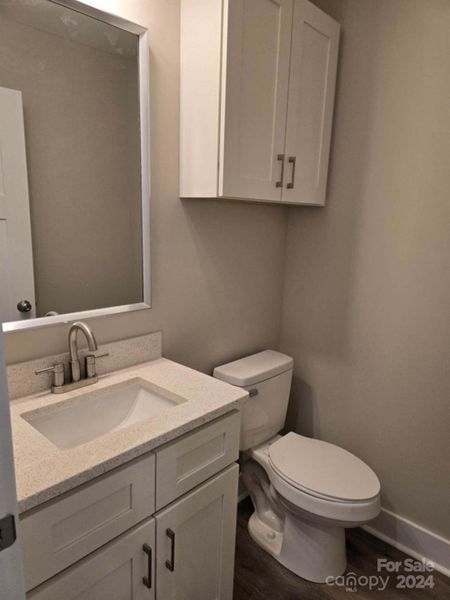 Main Level 1/2 Bathroom