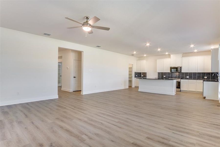 Spacious, unfurnished interior of a new home in Sierra Vista at Kelly Ranch, Aledo (Image 11).