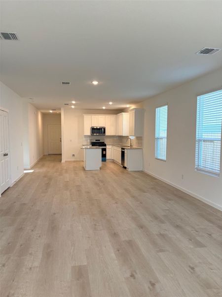 Spacious, unfurnished interior of a new home in Stokesbury, Waller (Image 10). Spacious, unfurnished interior of a new home in Stokesbury, Waller (Image 10).