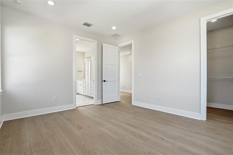 Spacious, unfurnished interior of a new home in , St. Petersburg (Image 39).