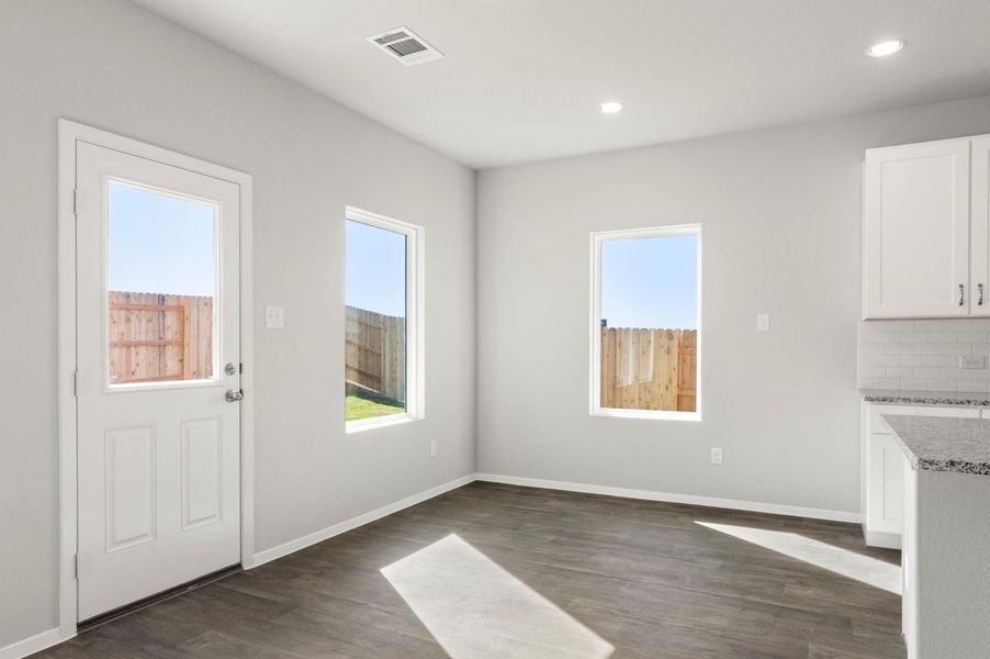 Spacious, unfurnished interior of a new home in Cloverleaf, Austin (Image 33).
