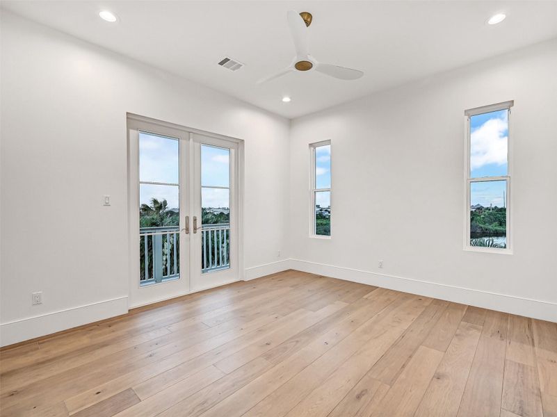 Spacious, unfurnished interior of a new home in , Galveston (Image 38).