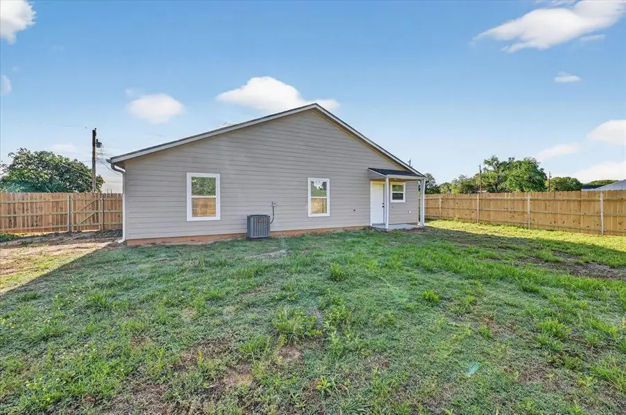 Exterior details and patio area of a home in , Kennedale (Image 3).