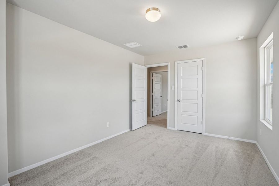 Spacious, unfurnished interior of a new home in Hunters Ranch, San Antonio (Image 23).