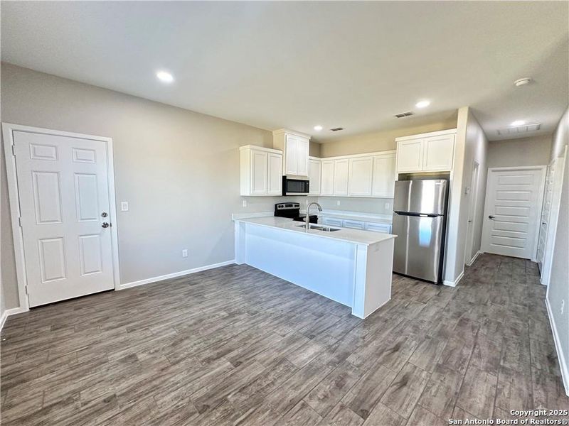 Furnished interior view inside a new home in , Alamo (Image 6).