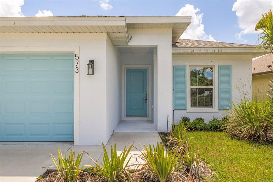 Exterior details and patio area of a home in , Port Charlotte (Image 3).