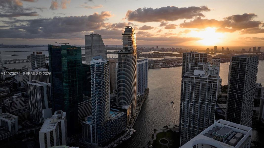 Condo located in Miami, FL showcasing its design and architecture (Image 7).
