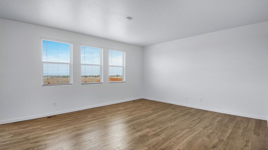 Spacious, unfurnished interior of a new home in Vista Meadows, Fort Lupton (Image 25).