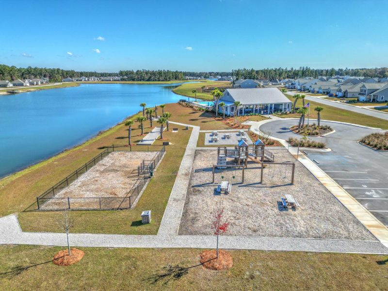 Community amenities in French Quarter Creek, Huger (Image 50).