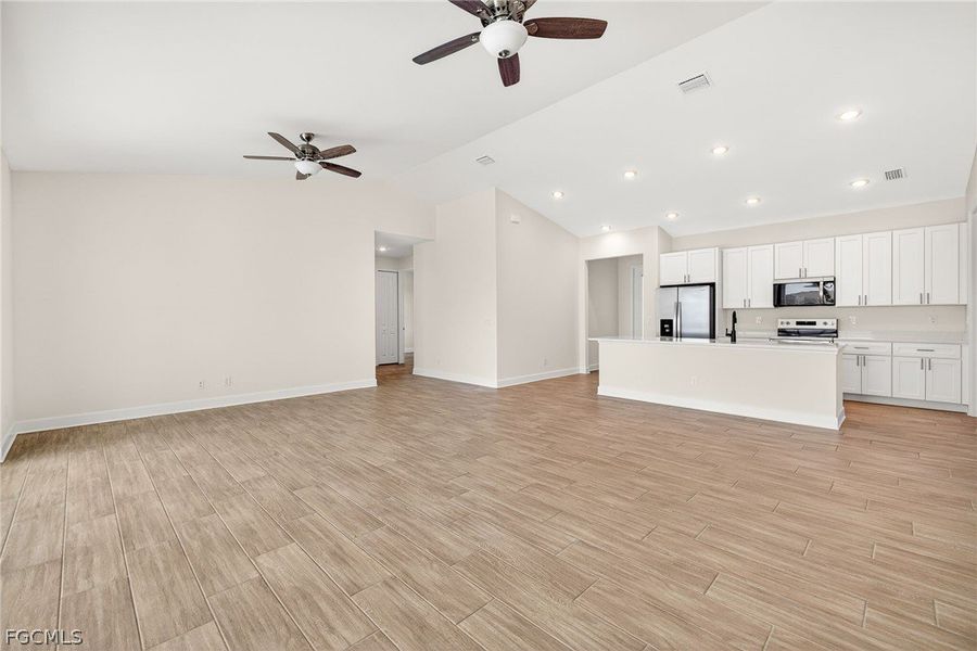Spacious, unfurnished interior of a new home in Cape Coral, Cape Coral (Image 17).