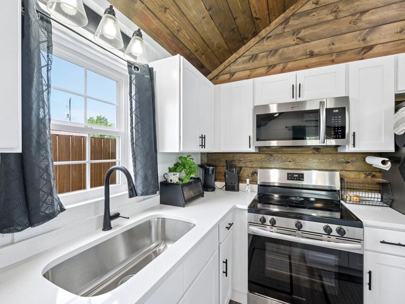 Furnished interior view inside a new home in , Bacliff (Image 12).