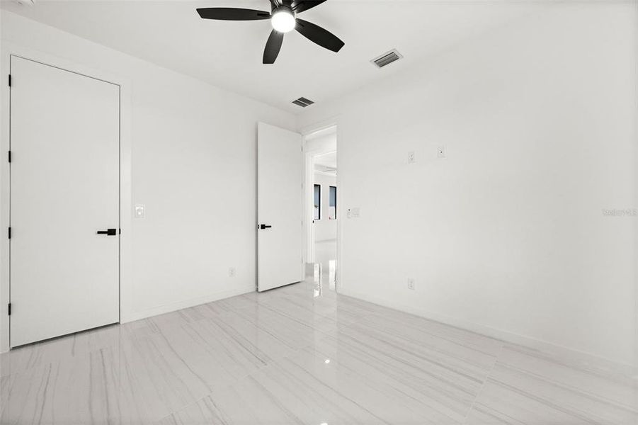 Spacious, unfurnished interior of a new home in , Cape Coral (Image 13).