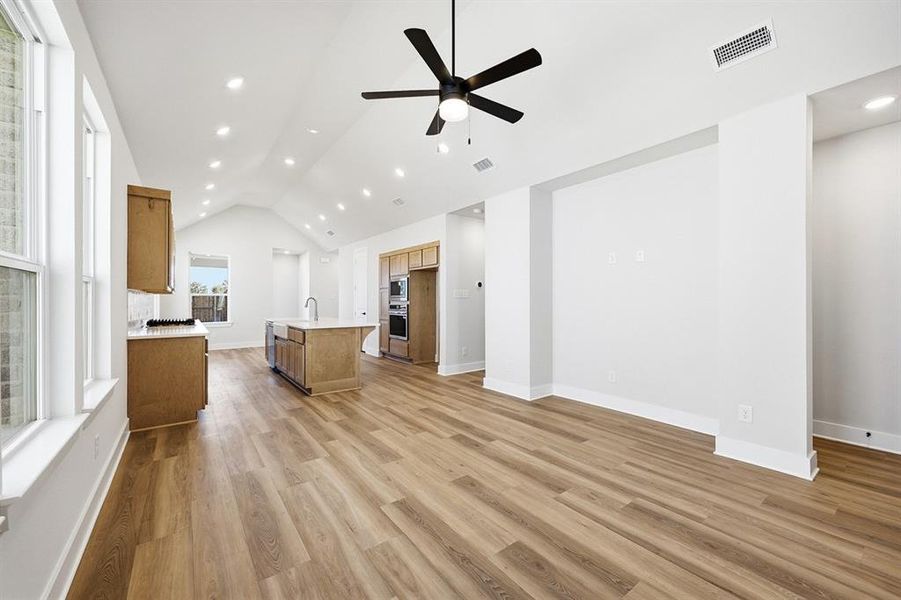 Spacious, unfurnished interior of a new home in Heritage Ranch: 40ft. lots, Sherman (Image 16). Spacious, unfurnished interior of a new home in Heritage Ranch: 40ft. lots, Sherman (Image 16).