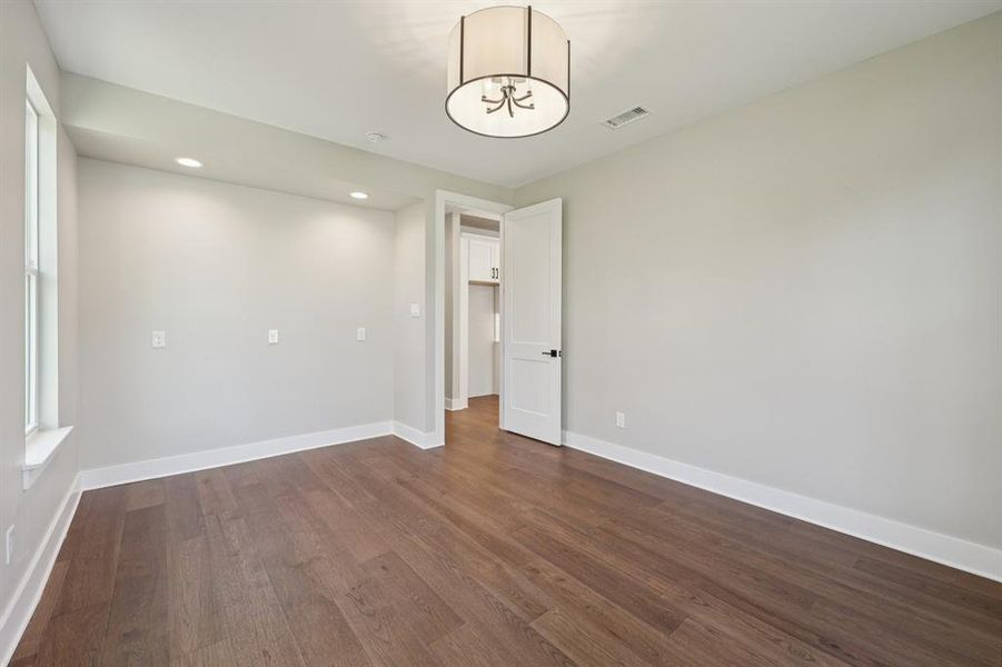 Spacious, unfurnished interior of a new home in , Grapevine (Image 22).