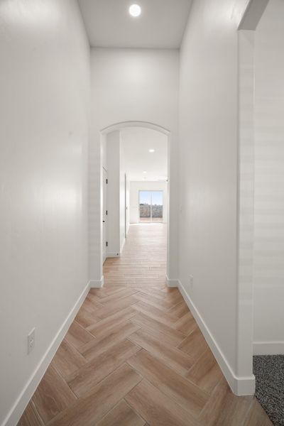 Spacious, unfurnished interior of a new home in Tierra Del Este 91, El Paso (Image 16).