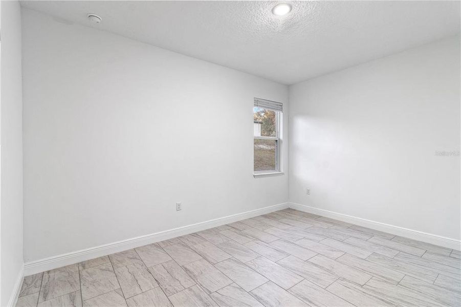 Spacious, unfurnished interior of a new home in , Citrus Springs (Image 18).