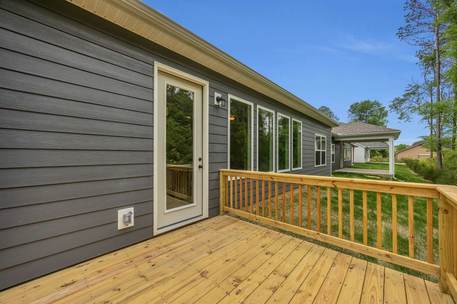 Exterior details and patio area of a home in Givens Park, Chattanooga (Image 27).