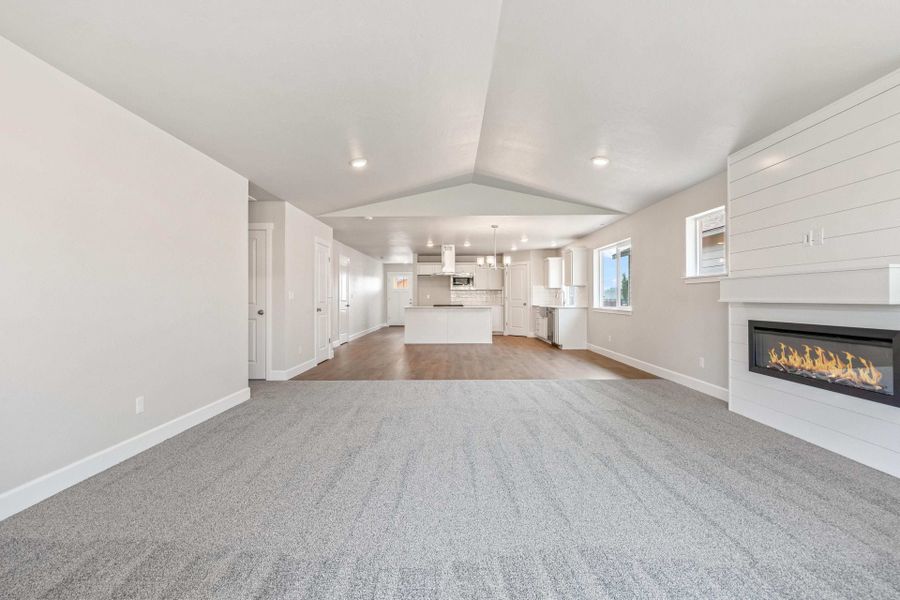 Spacious, unfurnished interior of a new home in IronHorse, Prineville (Image 21).