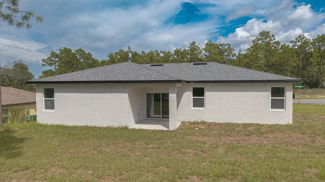 Exterior details and patio area of a home in , Citrus Springs (Image 3).