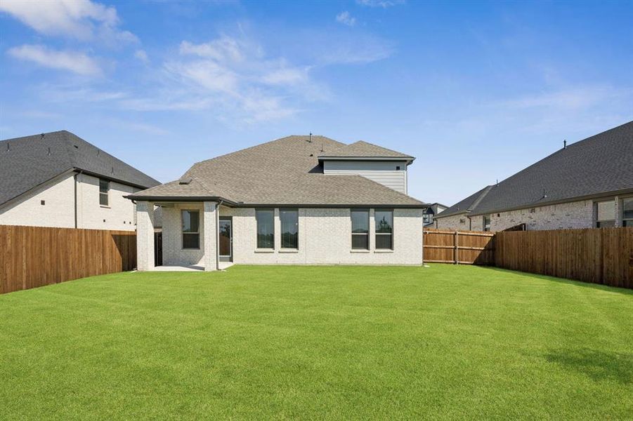 Exterior details and patio area of a home in Elevon, Lavon (Image 4).