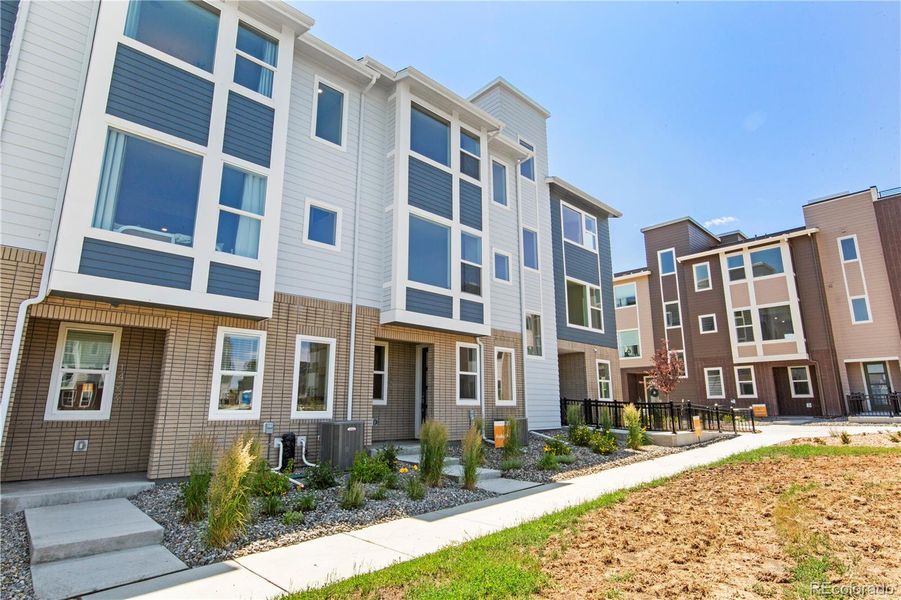 Condo located in Broomfield, CO showcasing its design and architecture (Image 4).