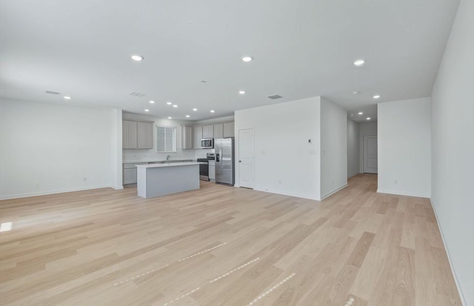 Spacious, unfurnished interior of a new home in Sunfield, Buda (Image 5).