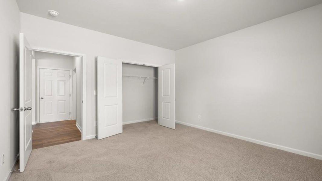 Spacious, unfurnished interior of a new home in Thompson Ridge, Dallas (Image 13).