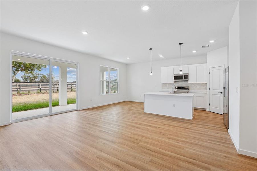 Spacious, unfurnished interior of a new home in Sabana Reserve, Ocala (Image 11).