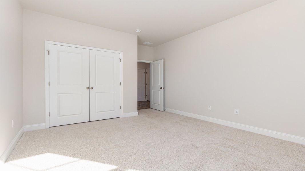 Spacious, unfurnished interior of a new home in Heron Pointe, Myrtle Beach (Image 25).