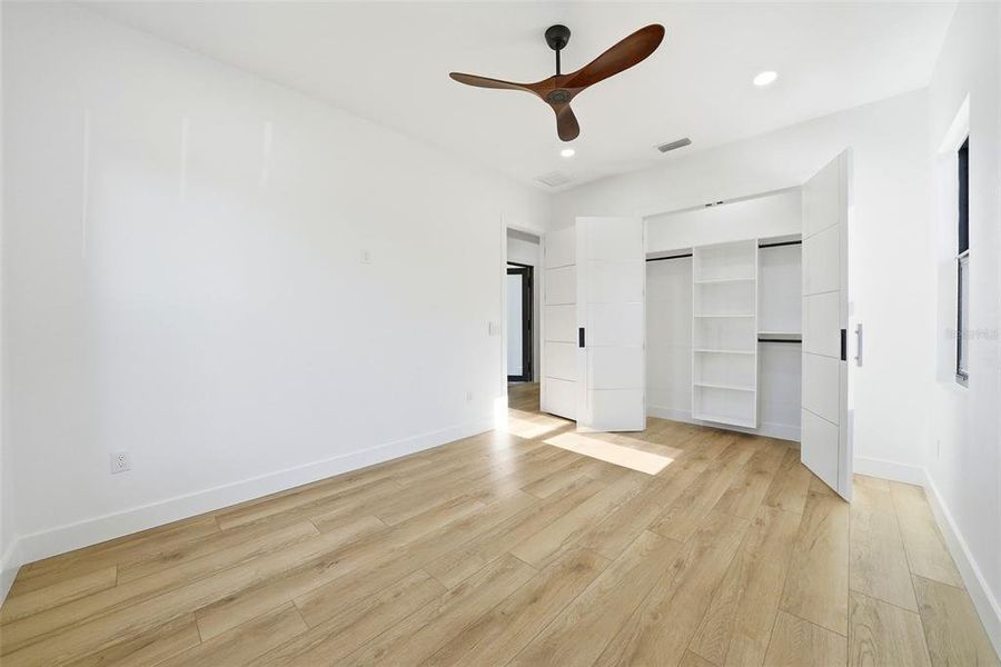 Spacious, unfurnished interior of a new home in , St. Petersburg (Image 43).