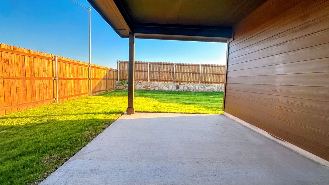 Exterior details and patio area of a home in Sunnycreek, Fort Worth (Image 3).