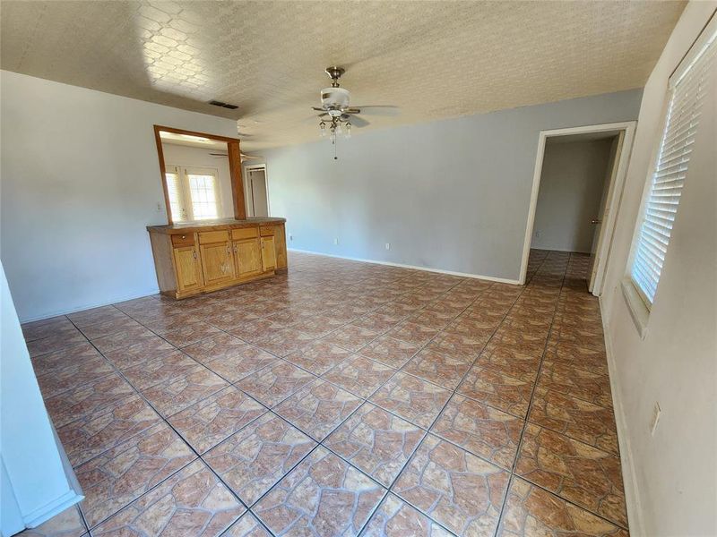 Spacious, unfurnished interior of a new home in , Mineola (Image 12).