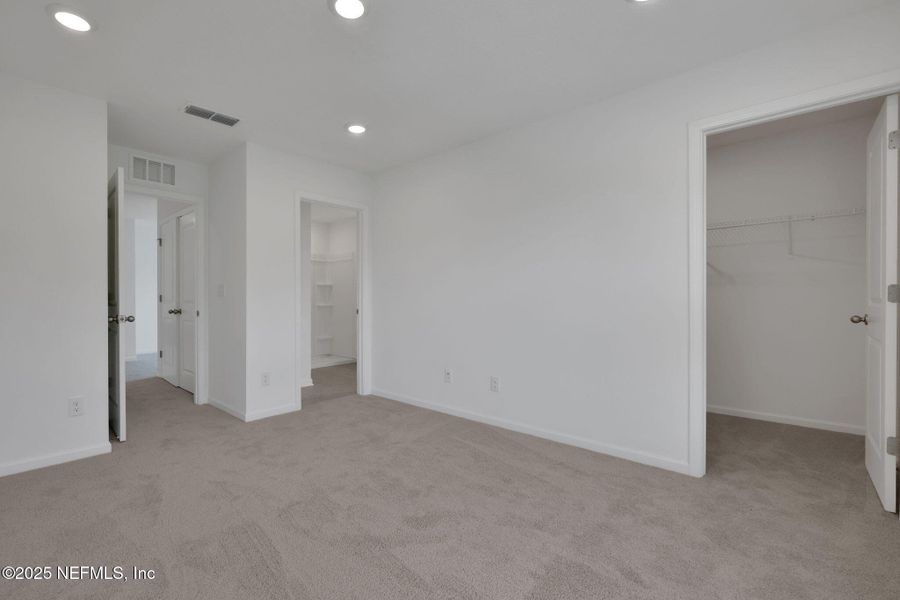 Spacious, unfurnished interior of a new home in , Middleburg (Image 12).