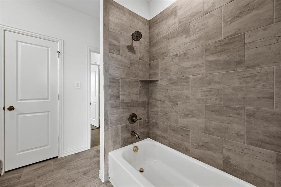 Bathroom featuring tiled shower / bath combo