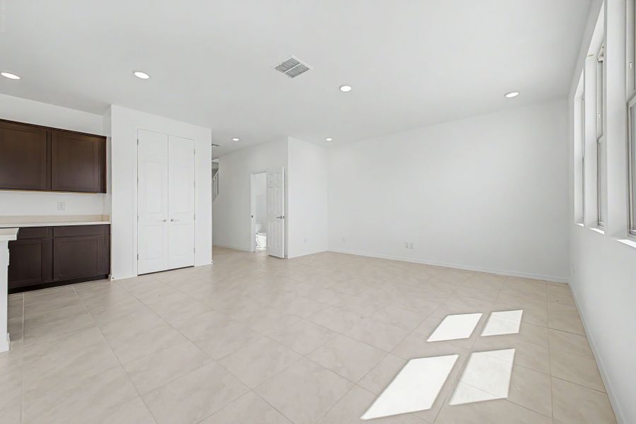 Spacious, unfurnished interior of a new home in Baker Farms, Phoenix (Image 7).