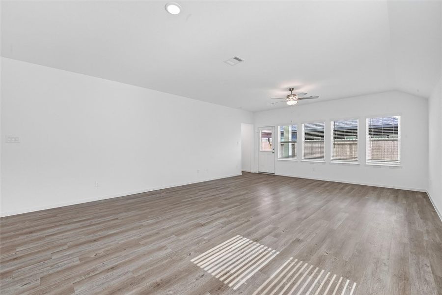 Spacious, unfurnished interior of a new home in Rollingbrook Estates, Baytown (Image 26). Spacious, unfurnished interior of a new home in Rollingbrook Estates, Baytown (Image 26).