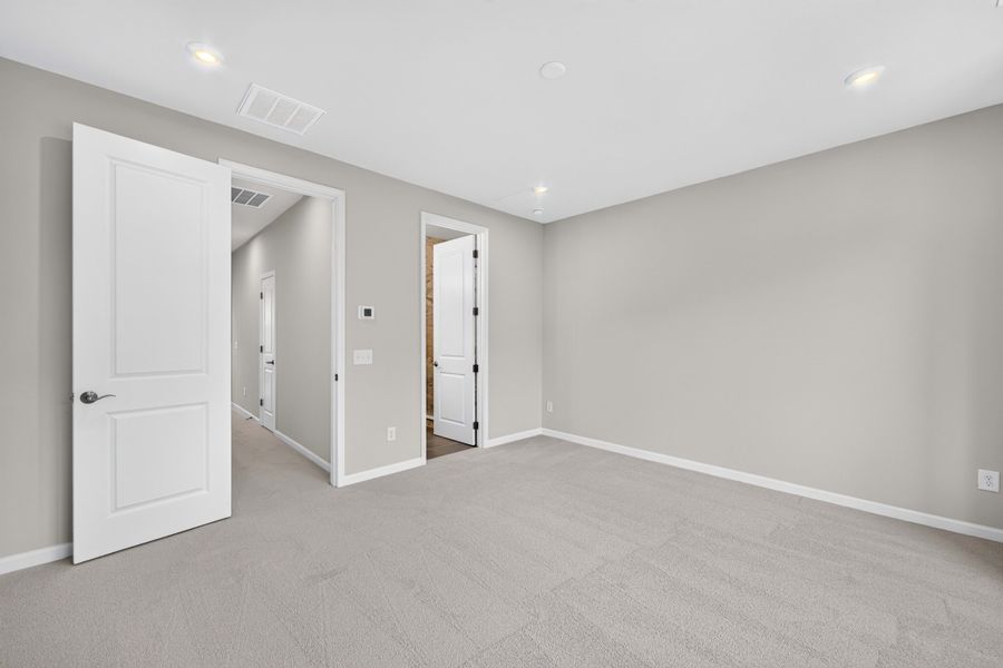 Spacious, unfurnished interior of a new home in Southmont, Charlotte (Image 26).