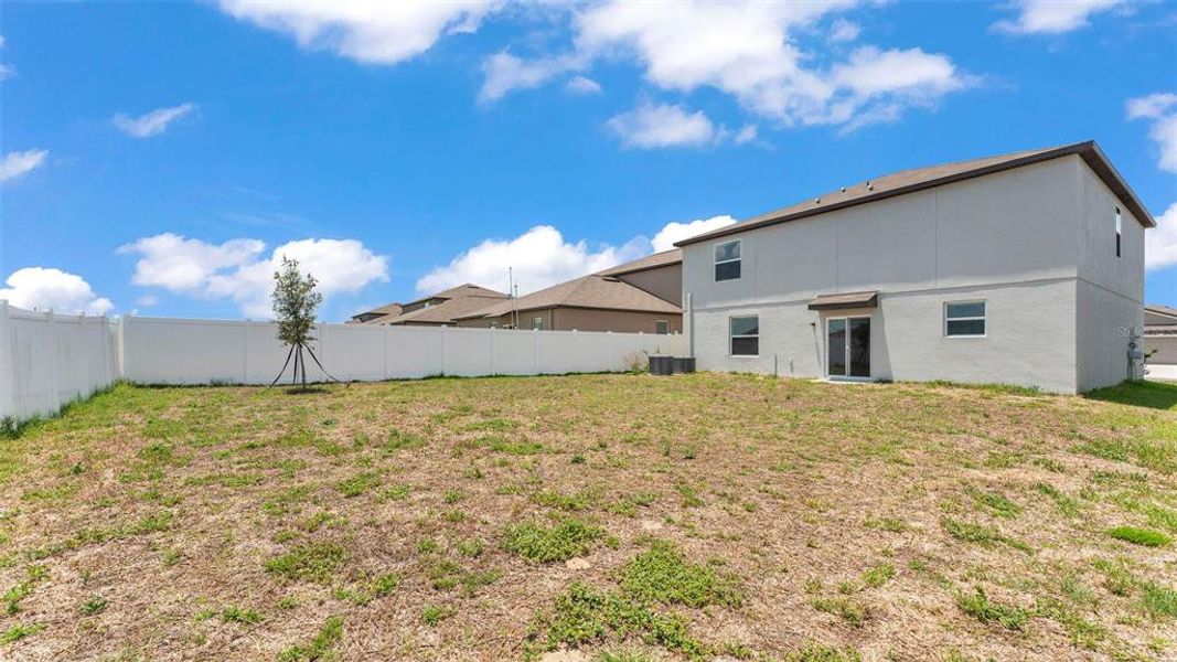 Exterior details and patio area of a home in , Bartow (Image 4).