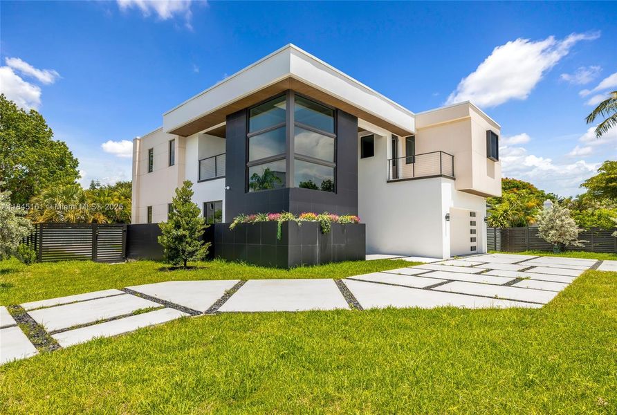Exterior details and patio area of a home in , Fort Lauderdale (Image 36). Exterior details and patio area of a home in , Fort Lauderdale (Image 36).