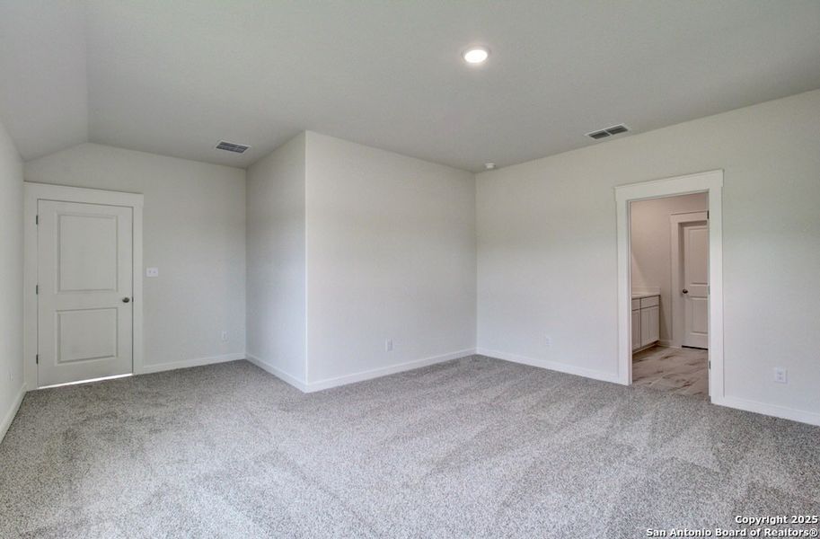 Spacious, unfurnished interior of a new home in Cloud Country, New Braunfels (Image 20).