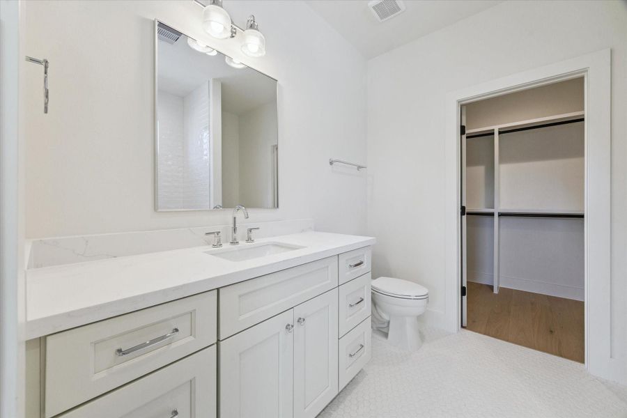 En-Suite Bathroom En-Suite Bathroom