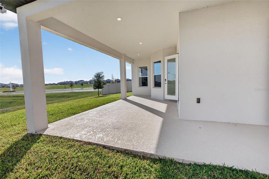 Exterior details and patio area of a home in , Winter Garden (Image 22).