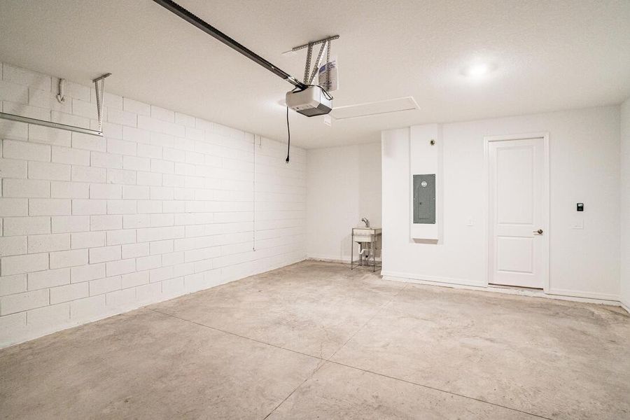 Spacious, unfurnished interior of a new home in Ardisia Park, New Smyrna Beach (Image 24).