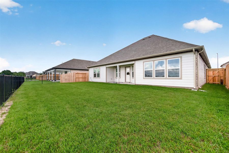 Exterior details and patio area of a home in Foxtail Palms, Manvel (Image 27).