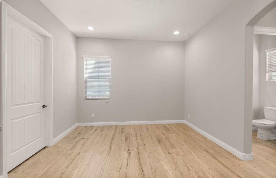 Spacious, unfurnished interior of a new home in Sun City Anthem at Merrill Ranch, Florence (Image 25).